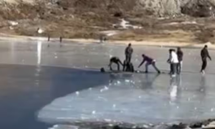 அருணாச்சலபிரதேசம்: பனியில் உறைந்த ஏரியில் மூழ்கி கேரள சுற்றுலா பயணிகள் இருவர் பலி