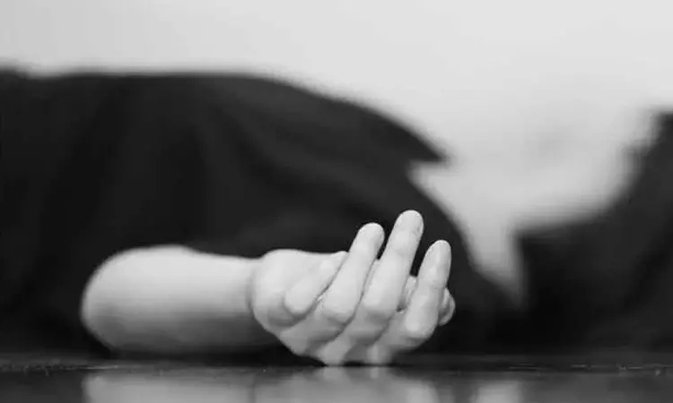 தண்டவாளத்தில் அமர்ந்து மது அருந்திய வாலிபர் - ரெயிலில் அடிபட்டு உயிரிழப்பு