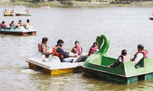 தொடர் விடுமுறை: ஏற்காட்டில் குவிந்த சுற்றுலா பயணிகள்