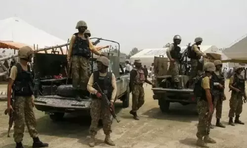 பாகிஸ்தான்:  வங்கியில் கொள்ளை முயற்சி; 12 பயங்கரவாதிகளை சுட்டு வீழ்த்திய பாதுகாப்பு படை