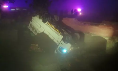 பாகிஸ்தானில் கால்வாய்க்குள் லாரி கவிழ்ந்து 14 பேர் பலி; இறுதிச்சடங்கு நிகழ்ச்சிக்கு சென்றபோது சோகம்