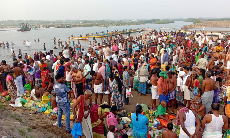 தை அமாவாசை... முன்னோர்களுக்கு தர்ப்பணம் கொடுக்க நீர்நிலைகளில் குவிந்த மக்கள்