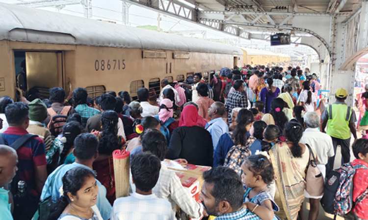 பொங்கல் பண்டிகை விடுமுறை நிறைவு: பஸ்-ரெயில் நிலையங்களில் அலைமோதும் பயணிகள் கூட்டம்