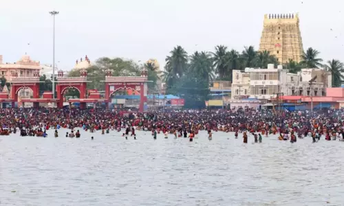 தை அமாவசை: முன்னோர்களுக்கு தர்ப்பணம் - ராமேஸ்வரம் அக்னி தீர்த்தக் கடலில் குவிந்த பக்தர்கள்