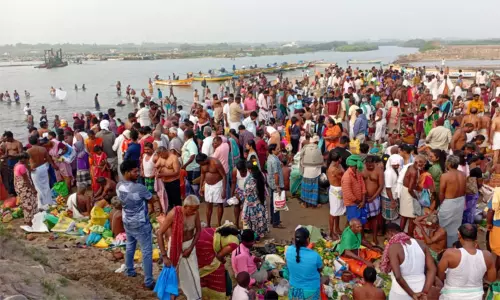 தை அமாவாசை... முன்னோர்களுக்கு தர்ப்பணம் கொடுக்க நீர்நிலைகளில் குவிந்த மக்கள்
