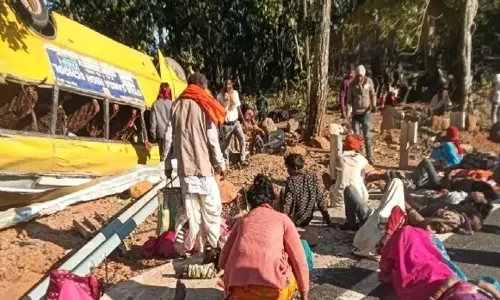 ஜார்க்கண்ட்: சாலையில் பஸ் கவிழ்ந்து விபத்து - 6 பேர் பலி