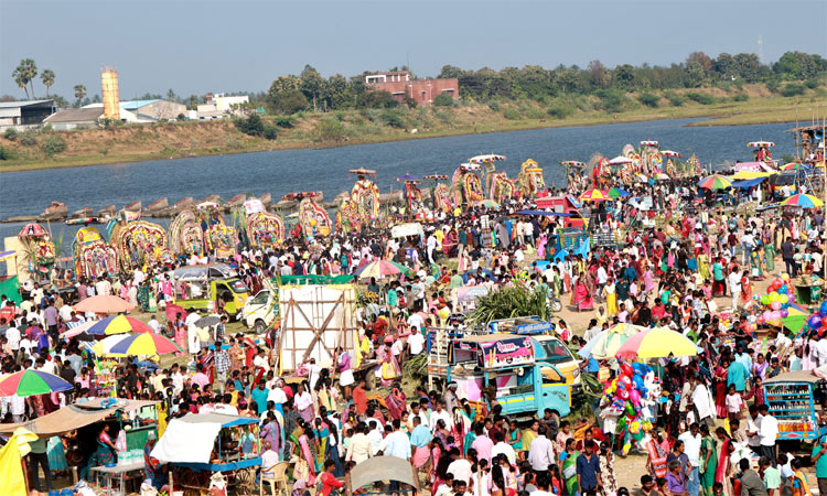 ஆற்றுத் திருவிழா கோலாகலம்.. கோவில்களின் உற்சவ மூர்த்திகள் ஒரே இடத்தில் சங்கமம்