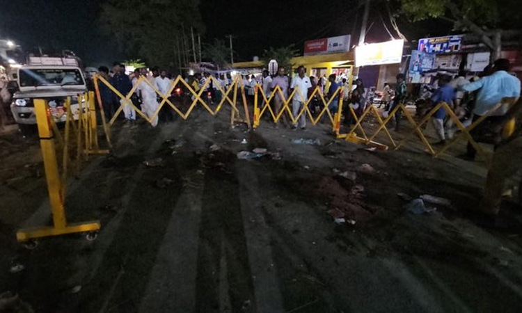 ஆற்றுத் திருவிழாவில் பலூன்களுக்கு காற்று நிரப்பும் சிலிண்டர் வெடித்து 3 பேர் உயிரிழப்பு