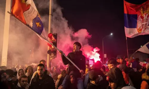 செர்பியா அரசில் ஊழல்; ஆயிரக்கணக்கான மாணவர்கள் எதிர்ப்பு பேரணி