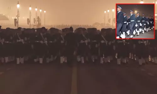 77-வது குடியரசு தினம்; டெல்லியில் கடும் குளிரில் ராணுவ அணிவகுப்பு ஒத்திகையில் வீரர்கள்