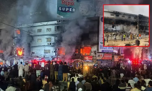பாகிஸ்தான்: வணிக வளாக தீ விபத்தில் 14 பேர் மரணம்; பலி உயரும் என அச்சம்