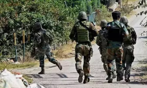 காஷ்மீர்:  பயங்கரவாதிகளுக்கு எதிரான என்கவுன்ட்டரில் 8 வீரர்கள் காயம்; தேடுதல் வேட்டை தீவிரம்