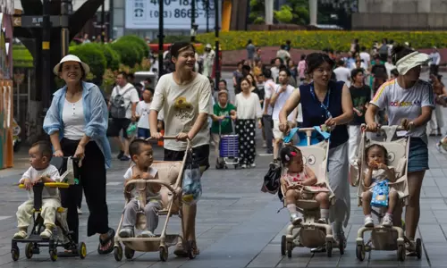 காதல் கல்வி, ஊக்க தொகை... பலனற்று போன சீன அரசின் திட்டங்கள்; 4-வது ஆண்டாக குழந்தைகள் பிறப்பு விகிதம் சரிவு