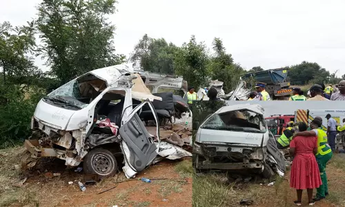 லாரி மீது பள்ளி வேன் மோதி கோர விபத்து; மாணவ-மாணவியர் 13 பேர் பலி