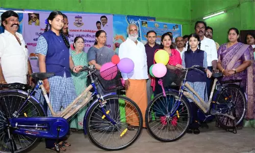 சென்னையில் 604 மாணவிகளுக்கு சைக்கிள்கள் - அமைச்சர் சேகர்பாபு வழங்கினார்