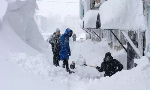 ரஷியாவில் வரலாறு காணாத பனிப்பொழிவு- இயல்பு வாழ்க்கை பாதிப்பு