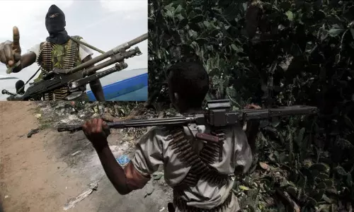 கிராமத்திற்குள் புகுந்து ஆயுத கும்பல் துப்பாக்கி சூடு - 31 பேர் பலி