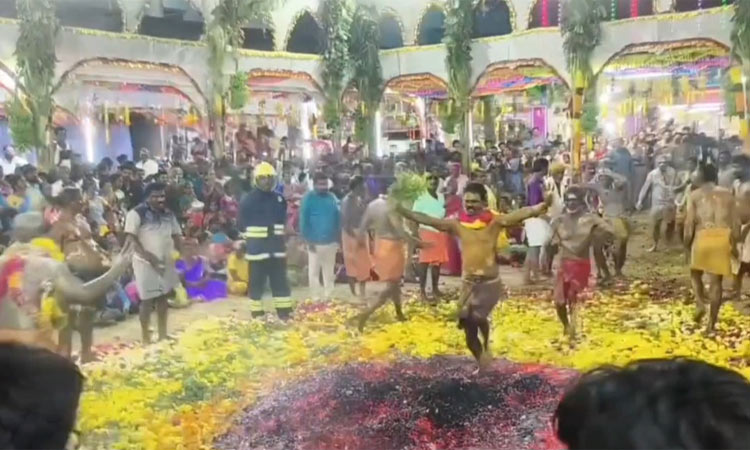 அருணாப்பேரி அழகு முத்துமாரியம்மன் கோவில் திருவிழா: பக்தர்கள் பூக்குழி இறங்கி நேர்த்திக்கடன்