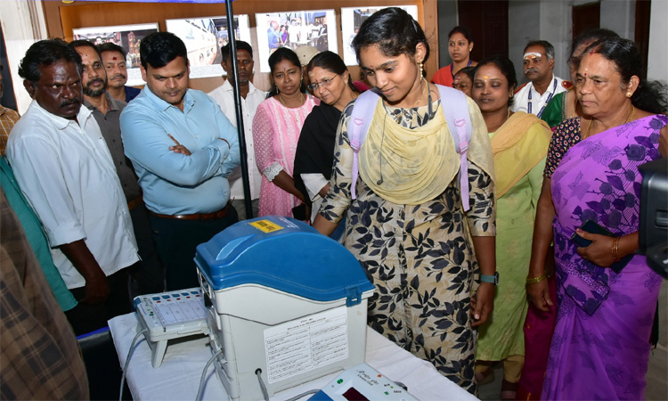 சென்னையில் மின்னணு வாக்குப்பதிவு இயந்திரங்களின் செயல்முறை விளக்கம் - மாநகராட்சி ஆணையாளர் ஆய்வு