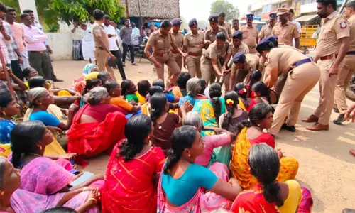 தனியார் காற்றாலை டவரை அகற்றக்கோரி ரேசன் கார்டை வீசி எறிந்து பொதுமக்கள் போராட்டம்