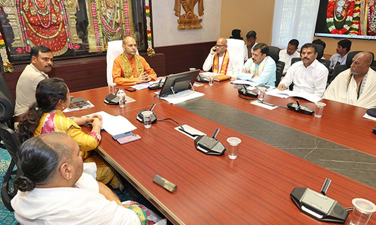 திருப்பதி ரத சப்தமி விழாவில் எந்த குறையும் இருக்கக்கூடாது..  தேவஸ்தான செயல் அதிகாரி உத்தரவு