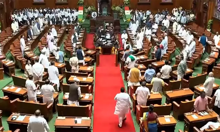 தமிழ்நாடு, கேரளாவை தொடர்ந்து.. கர்நாடக சட்டசபையில் இருந்தும் கவர்னர் வெளிநடப்பு தமிழ்நாடு, கேரளாவை தொடர்ந்து.. கர்நாடக சட்டசபையில் இருந்தும் கவர்னர் வெளிநடப்பு