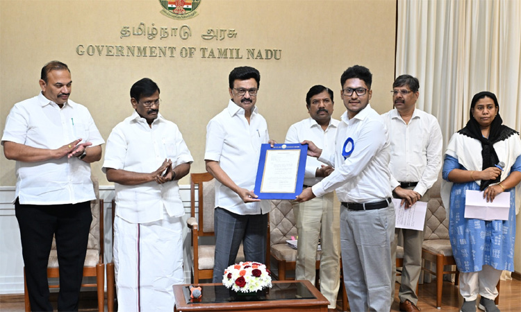 10 சிறுபான்மையின மாணவர்களுக்கு ரூ.3.60 கோடி கல்வி உதவித் தொகை - முதல்-அமைச்சர் மு.க.ஸ்டாலின் வழங்கினார்