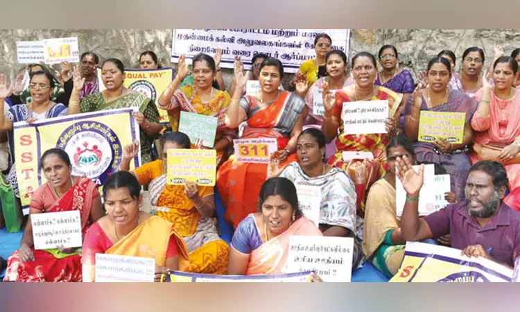 சம வேலைக்கு, சம ஊதியம் வழங்க கோரி இடைநிலை ஆசிரியர்கள் ஆர்ப்பாட்டம் சம வேலைக்கு, சம ஊதியம் வழங்க கோரி இடைநிலை ஆசிரியர்கள் ஆர்ப்பாட்டம்