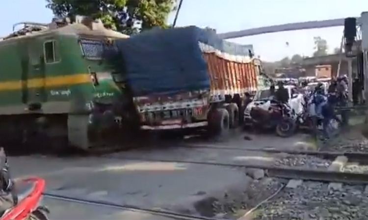 ஜார்க்கண்ட்: மூடப்படாத கேட்டை கடந்த லாரி மீது ரெயில் மோதி விபத்து