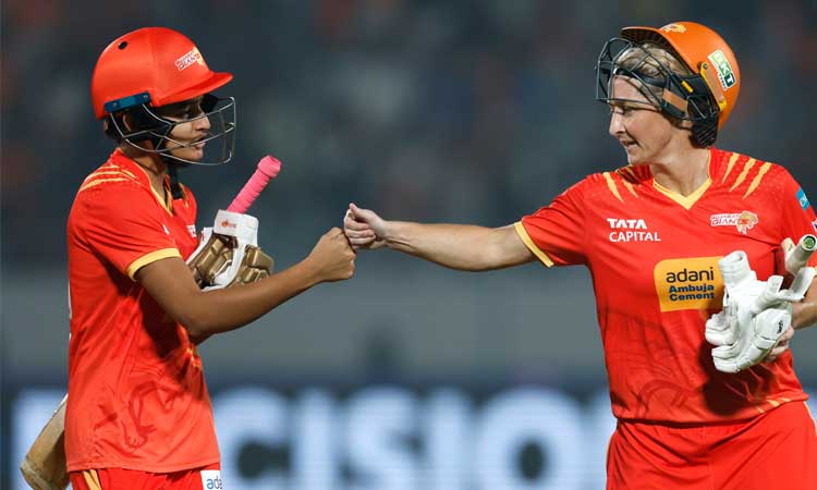 மகளிர் பிரீமியர் லீக்: உபி வாரியர்ஸ் அணிக்கு 154 ரன்கள் இலக்கு நிர்ணயித்த குஜராத்
