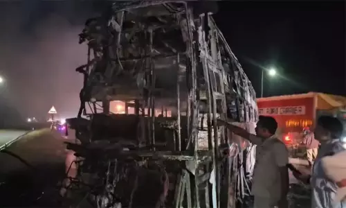 ஆந்திராவில் சொகுசு பேருந்தில் தீ: 3 பேர் உயிரிழப்பு ஆந்திராவில் சொகுசு பேருந்தில் தீ: 3 பேர் உயிரிழப்பு