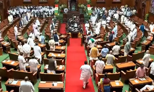 தமிழ்நாடு, கேரளாவை தொடர்ந்து.. கர்நாடக சட்டசபையில் இருந்தும் கவர்னர் வெளிநடப்பு தமிழ்நாடு, கேரளாவை தொடர்ந்து.. கர்நாடக சட்டசபையில் இருந்தும் கவர்னர் வெளிநடப்பு