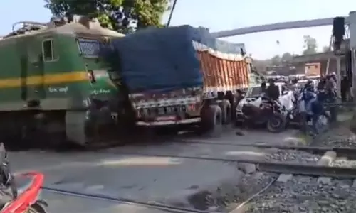 ஜார்க்கண்ட்: மூடப்படாத கேட்டை கடந்த லாரி மீது ரெயில் மோதி விபத்து ஜார்க்கண்ட்: மூடப்படாத கேட்டை கடந்த லாரி மீது ரெயில் மோதி விபத்து