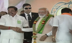 பிரதமர் மோடிக்கு சால்வை அணிவித்து எடப்பாடி பழனிசாமி வரவேற்பு