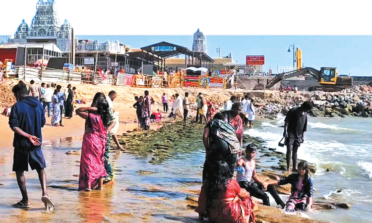 திருச்செந்தூரில் திடீரென உள்வாங்கிய கடல் திருச்செந்தூரில் திடீரென உள்வாங்கிய கடல்