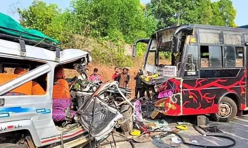 சுற்றுலா கார் மீது பஸ் மோதி கோர விபத்து - 4 பேர் பலி