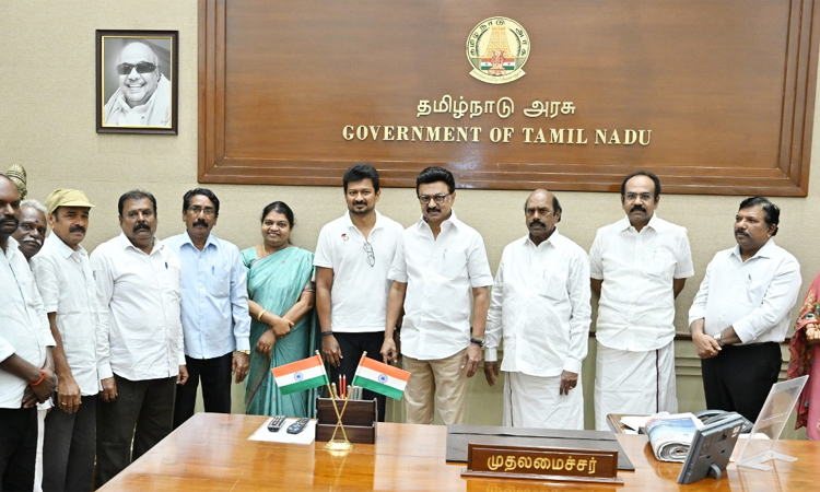 முதல்-அமைச்சர் மு.க.ஸ்டாலினுக்கு நன்றி தெரிவித்த சத்துணவு, அங்கன்வாடி பணியாளர்கள்