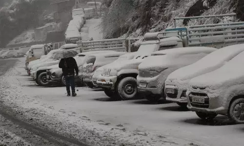 காஷ்மீரில் கடும் பனிப்பொழிவு: தேசிய நெடுஞ்சாலைகள் மூடல்