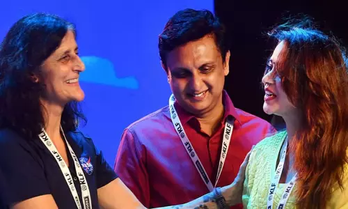 கேரள இலக்கிய திருவிழா-  விண்வெளி வீராங்கனையுடன் நடிகை பாவனா