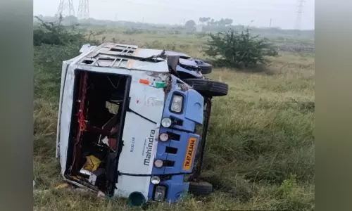 தூத்துக்குடியில் வேன் கவிழ்ந்து விபத்து: 19 பேர் காயம் தூத்துக்குடியில் வேன் கவிழ்ந்து விபத்து: 19 பேர் காயம்