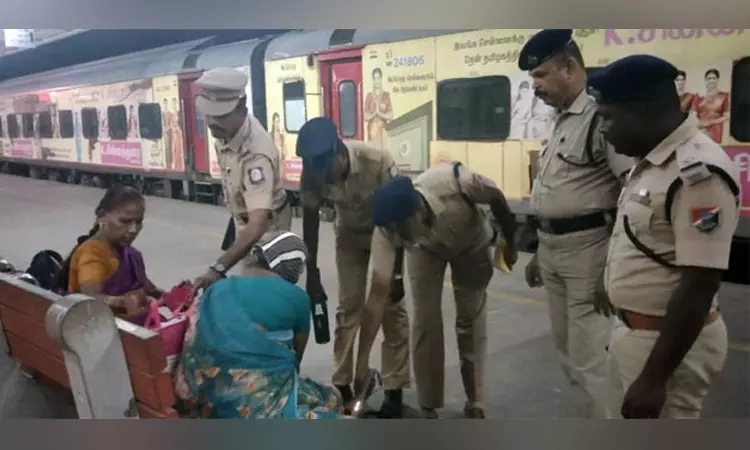 குடியரசு தினம்: தூத்துக்குடி ரெயில் நிலையத்தில் போலீசார் தீவிர சோதனை குடியரசு தினம்: தூத்துக்குடி ரெயில் நிலையத்தில் போலீசார் தீவிர சோதனை