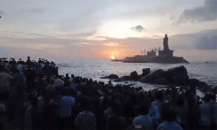 விடுமுறை தினம்: கன்னியாகுமரியில் குவிந்த சுற்றுலா பயணிகள் விடுமுறை தினம்: கன்னியாகுமரியில் குவிந்த சுற்றுலா பயணிகள்