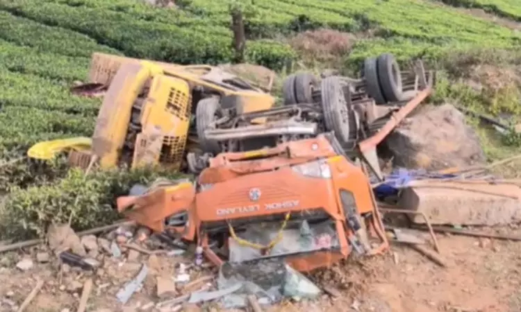 100 அடி பள்ளத்தில் லாரி கவிழ்ந்து விபத்து - ஓட்டுநர் உயிரிழப்பு 100 அடி பள்ளத்தில் லாரி கவிழ்ந்து விபத்து - ஓட்டுநர் உயிரிழப்பு