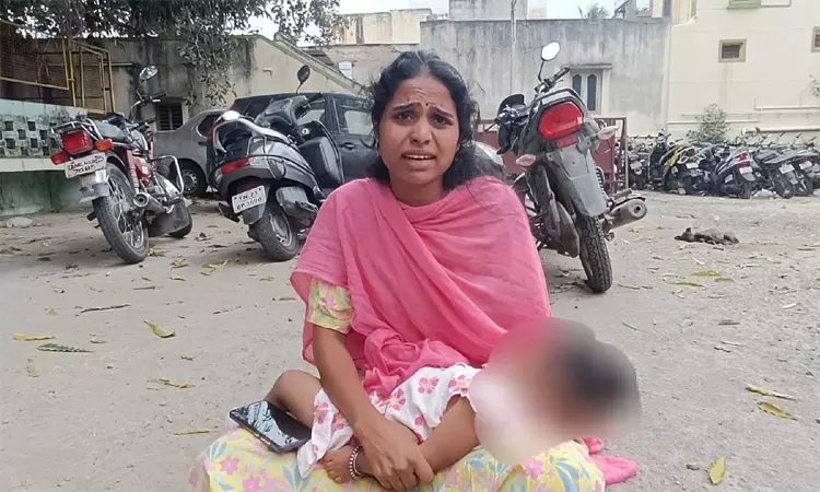 திருப்பத்தூர்: கணவருடன் சேர்த்து வைக்கக்கோரி கைக்குழந்தையுடன் காவல் நிலையம் முன் இளம்பெண் தர்ணா திருப்பத்தூர்: கணவருடன் சேர்த்து வைக்கக்கோரி கைக்குழந்தையுடன் காவல் நிலையம் முன் இளம்பெண் தர்ணா