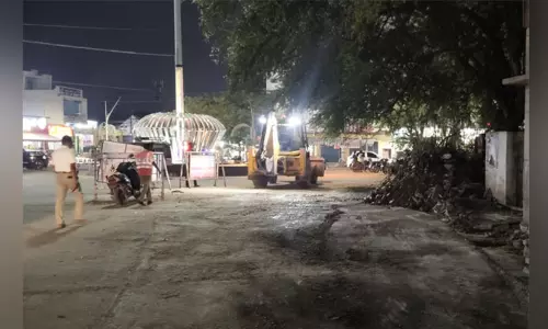 தூத்துக்குடியில் தூய்மைப்பணியில் போலீசார்: பொதுமக்கள் பாராட்டு தூத்துக்குடியில் தூய்மைப்பணியில் போலீசார்: பொதுமக்கள் பாராட்டு