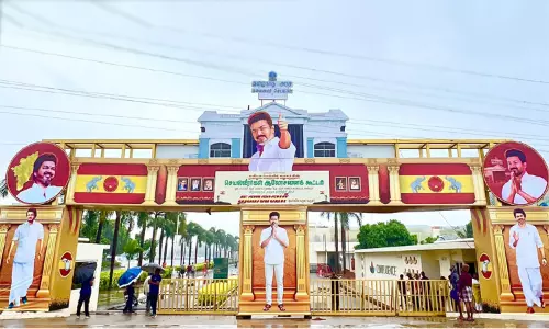 கூட்டணியா.. தனித்து போட்டியா..? - என்ன சொல்லப் போகிறார் விஜய்..? - இன்று த.வெ.க. செயல்வீரர்கள் கூட்டம்