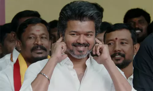 த.வெ.க. செயல்வீரர்கள் கூட்டம்: மேடைக்கு வந்த விஜய் - விசில் அடித்து வரவேற்ற தொண்டர்கள்