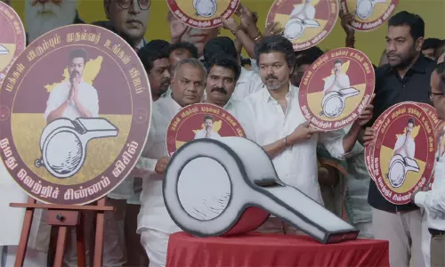 அழுத்தத்திற்கு அடங்கிப் போகும் ஆள் நான் இல்லை: விஜய் பரபரப்பு பேச்சு