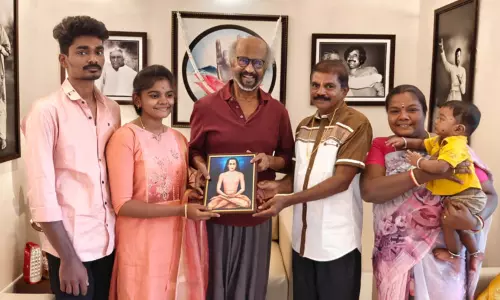 மதுரை ரசிகருக்கு தங்கச் சங்கிலி பரிசளித்த ரஜினி