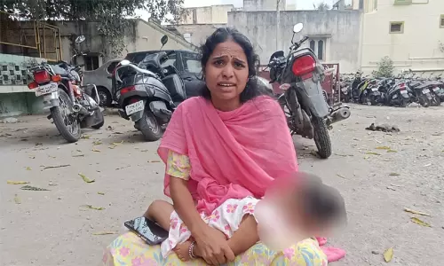 திருப்பத்தூர்: கணவருடன் சேர்த்து வைக்கக்கோரி கைக்குழந்தையுடன் காவல் நிலையம் முன் இளம்பெண் தர்ணா திருப்பத்தூர்: கணவருடன் சேர்த்து வைக்கக்கோரி கைக்குழந்தையுடன் காவல் நிலையம் முன் இளம்பெண் தர்ணா